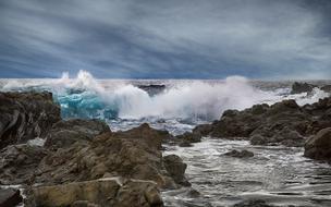 ocean waves and rocks on the horizon