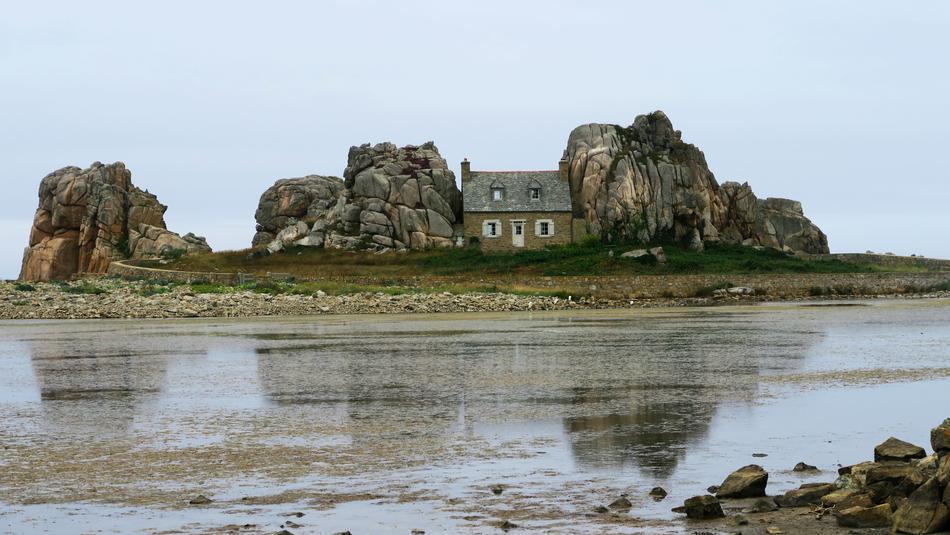 Plougescan Castel water