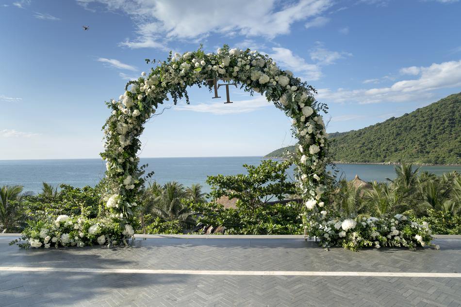 Arch flowers white