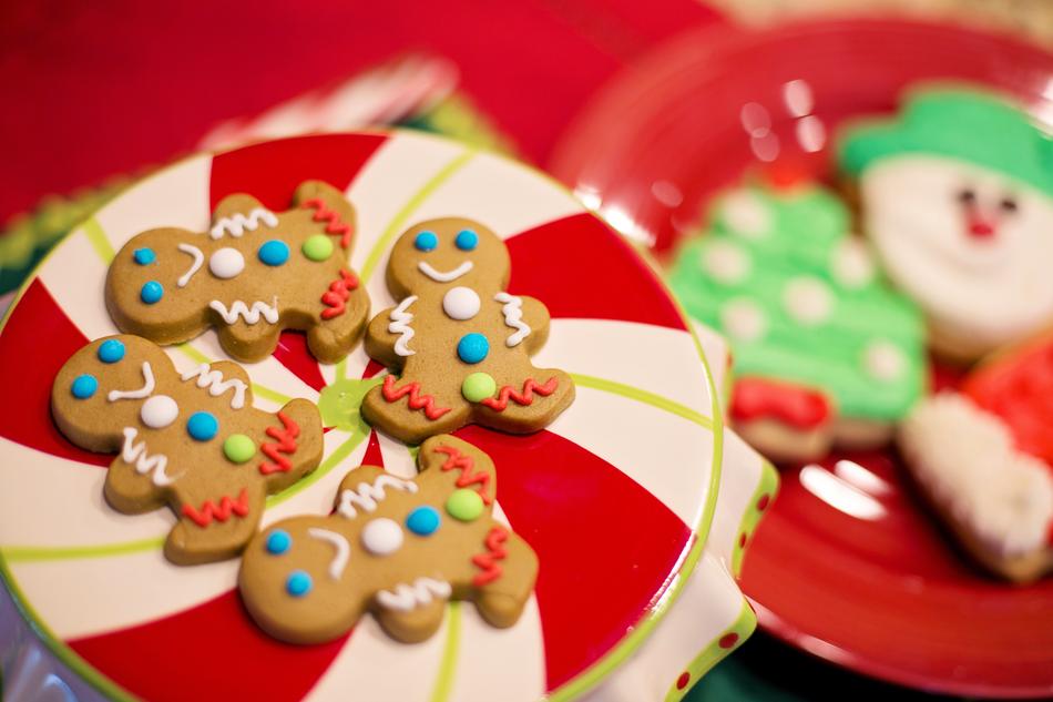 Beautiful and colorful Christmas cookies, with the gingerbread men, and plates