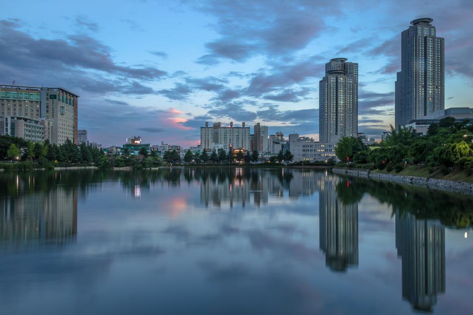Lake in the city at dusk to Korea