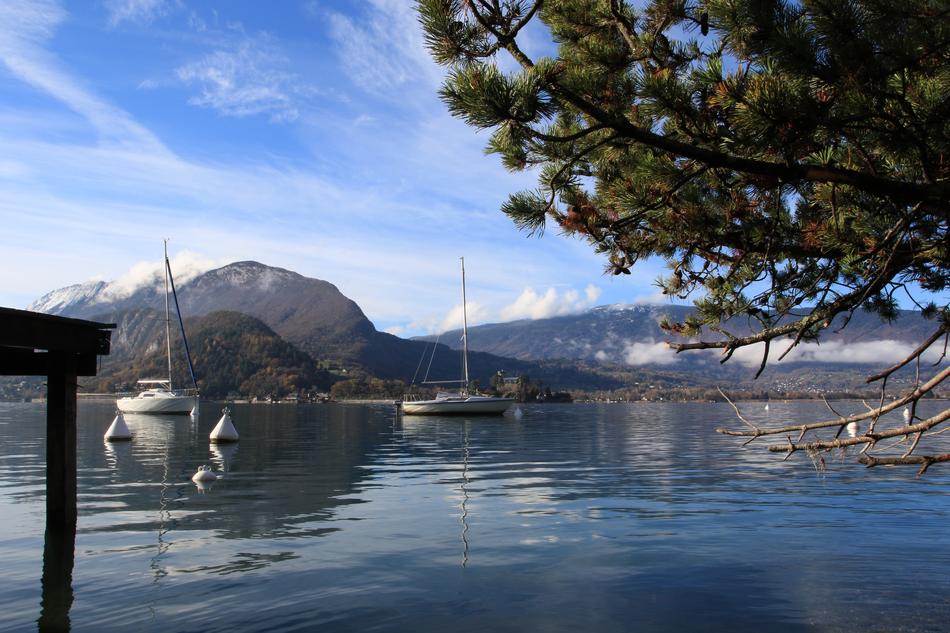 boats on the lake in france
