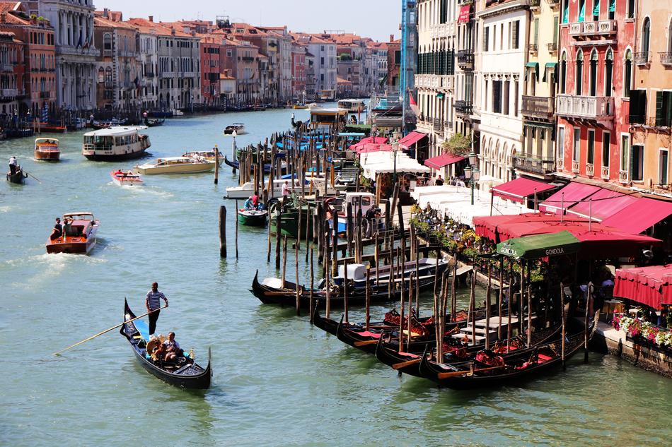 panoramic view of the gondolas at canale grande on a sunny day