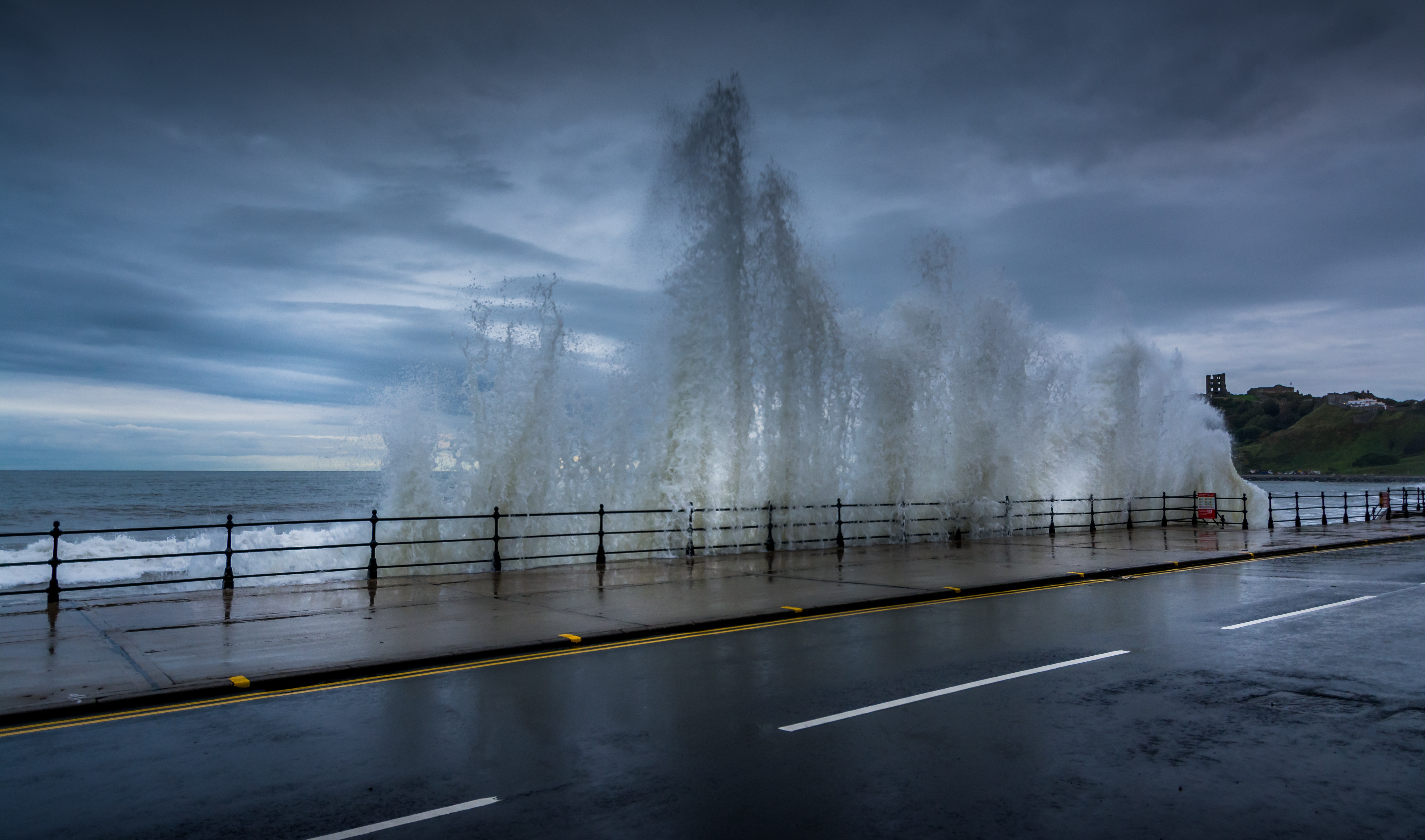 Вода дорога. Вода на дороге. Дорога из воды. Overtopping Wave. Асфальт фотография с фонтаном.