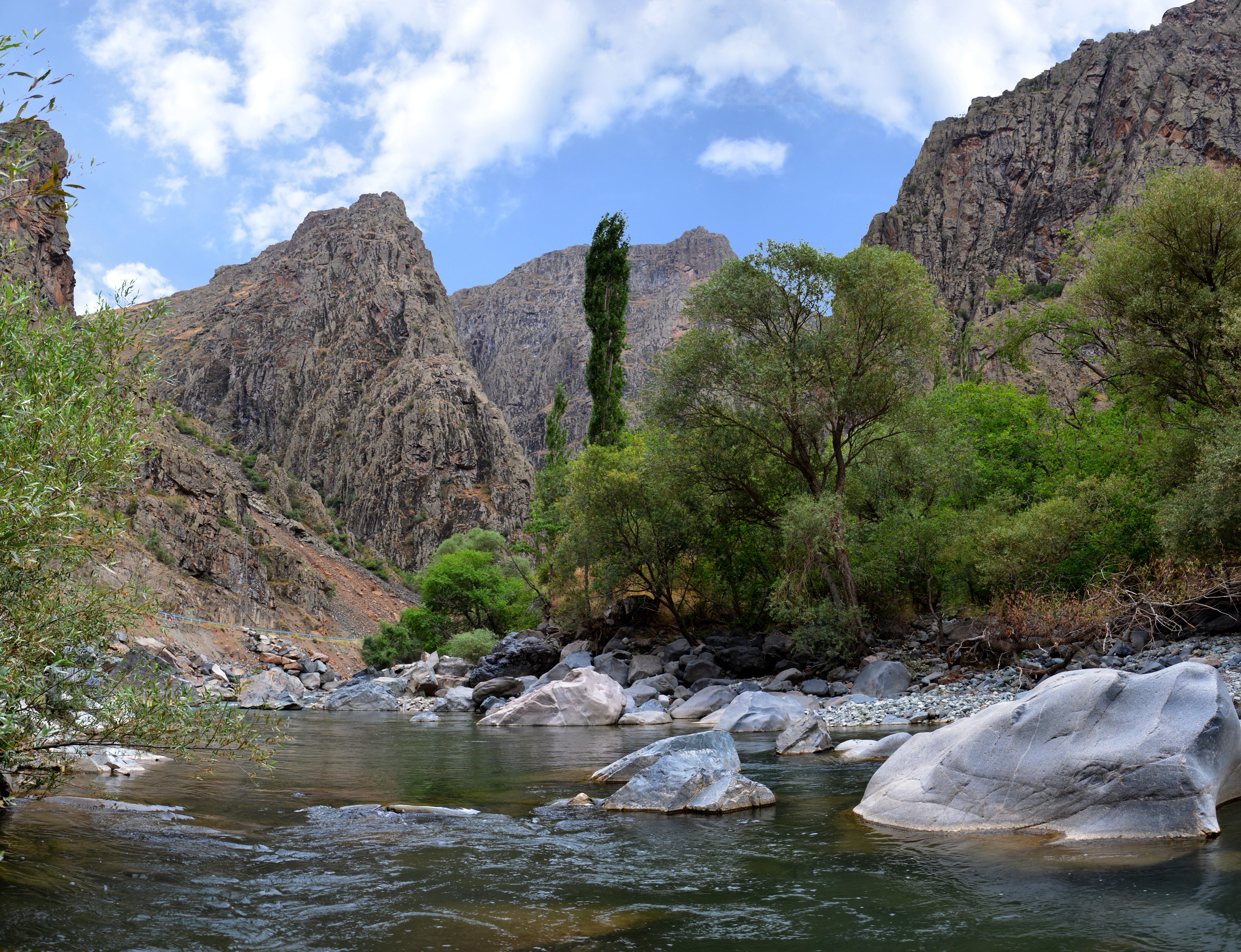 В долине реки по жили. Река агалык Самарканд. Река Угам в Узбекистане. Горы Узбекистана агалык. Горная речка Узбекистан.
