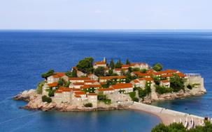 panoramic view of island stefan on a sunny day