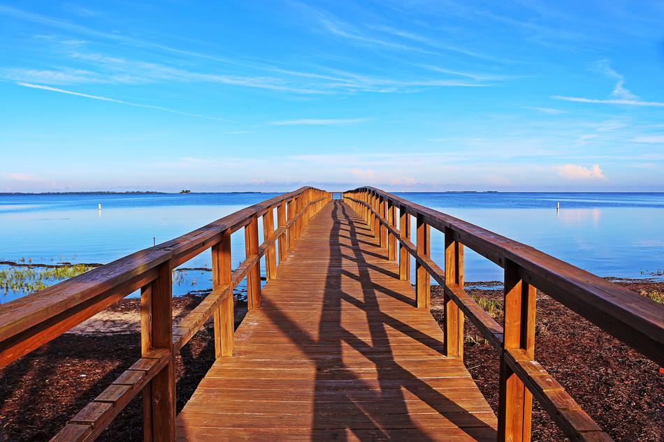 wooden pedestrian bridge near the sea