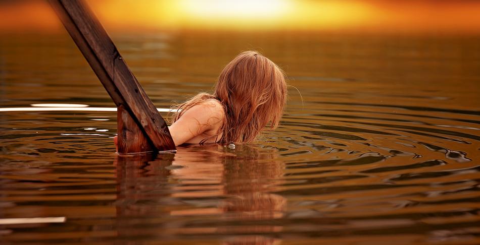 girl dives into the lake