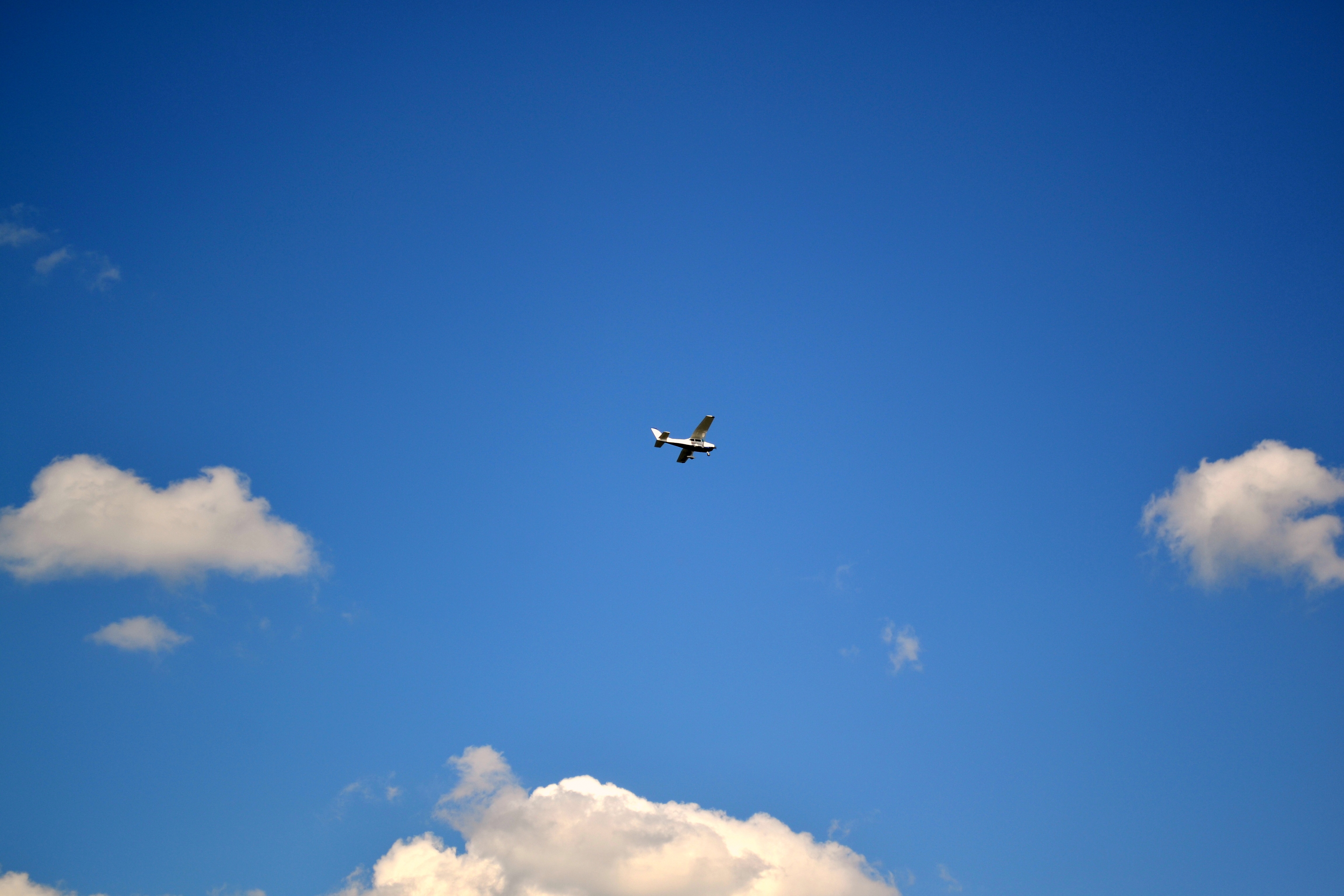 Fly traveler. Самолет в небе. Самолеты в небе изображают фигуры. 10 Самолетиков в небе летает. Мечта самолет небо.