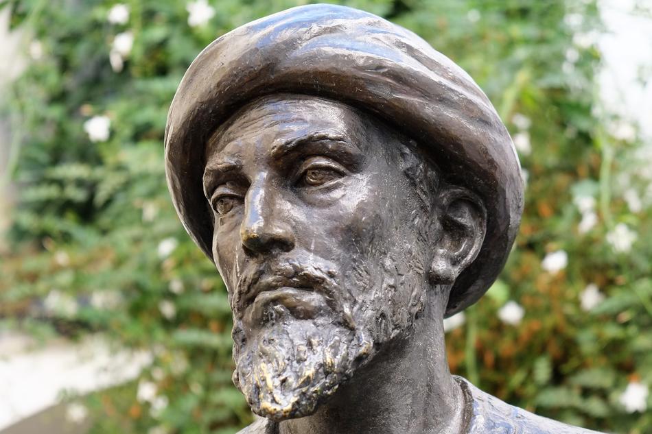 Statue of a man with a tired look