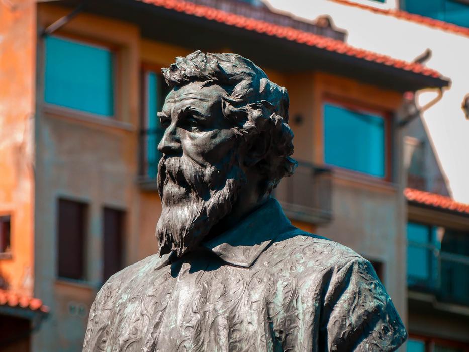Sculpture of man on square