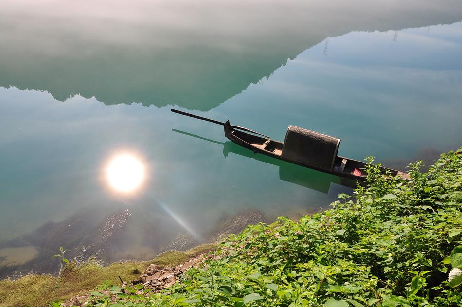 reflection of the morning sun in the water