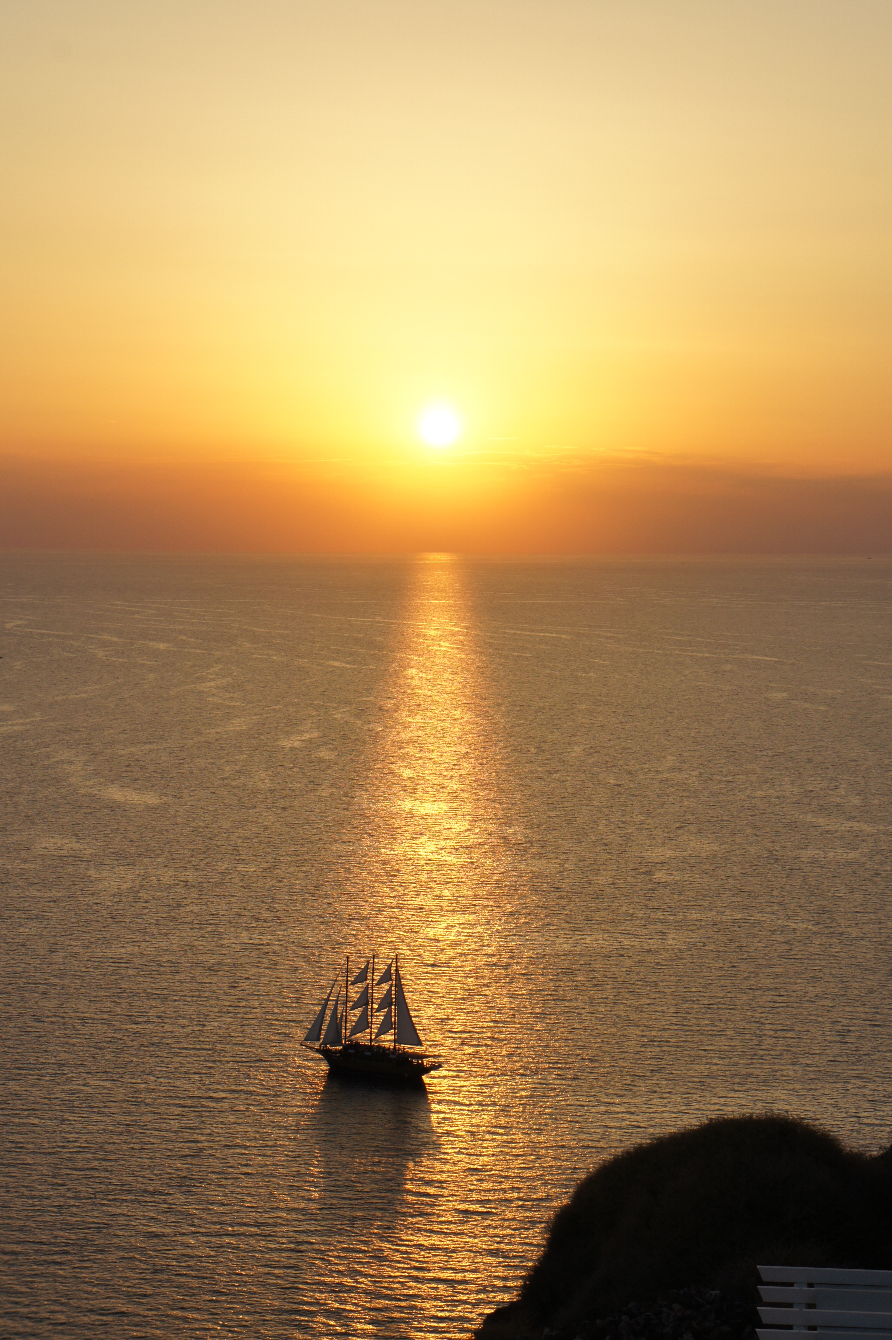 Корабль в море на закате
