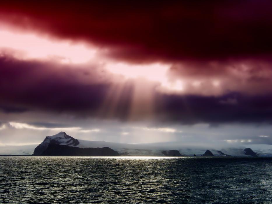 rays of light illuminating the sea through the clouds