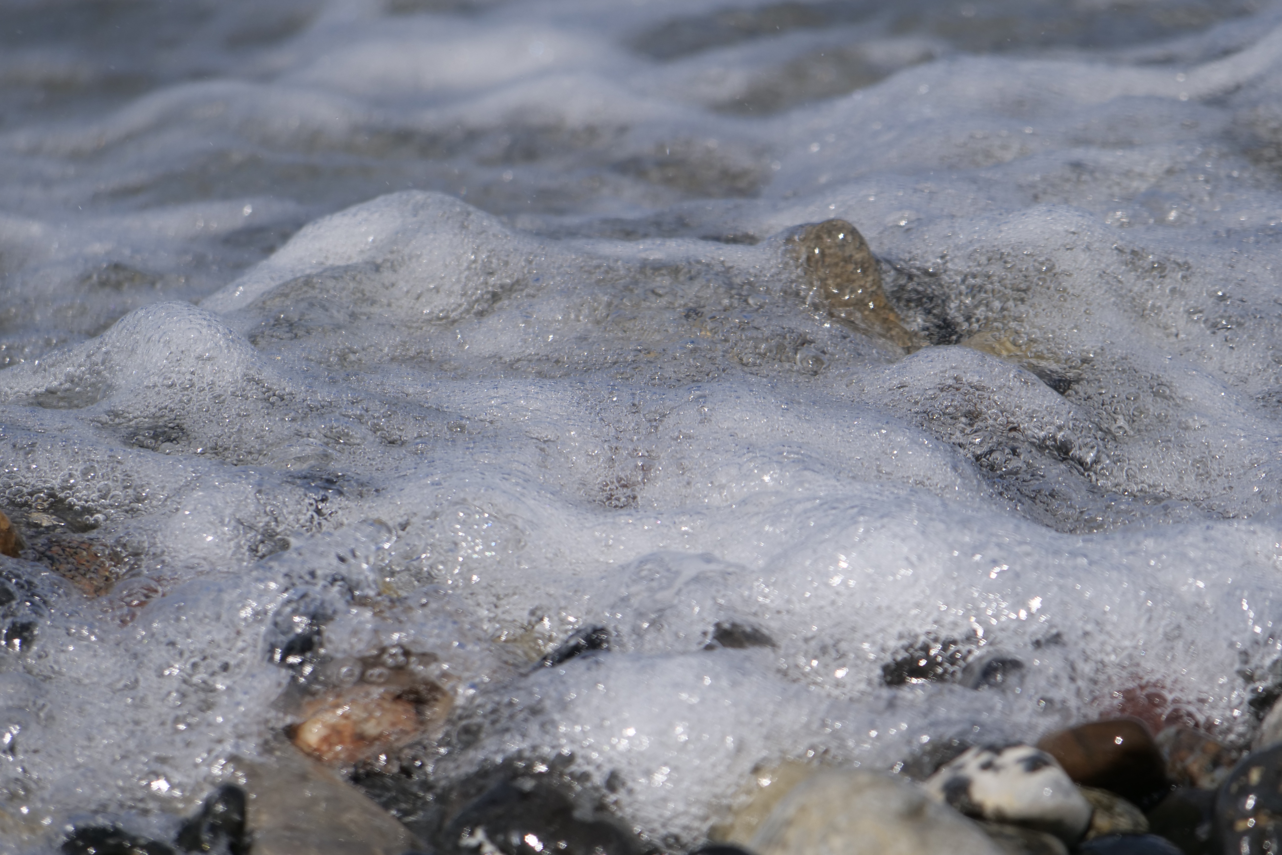 Речка брызги. Пена на воде. Пена на воде. Пенное рекой. Мокрый лед.