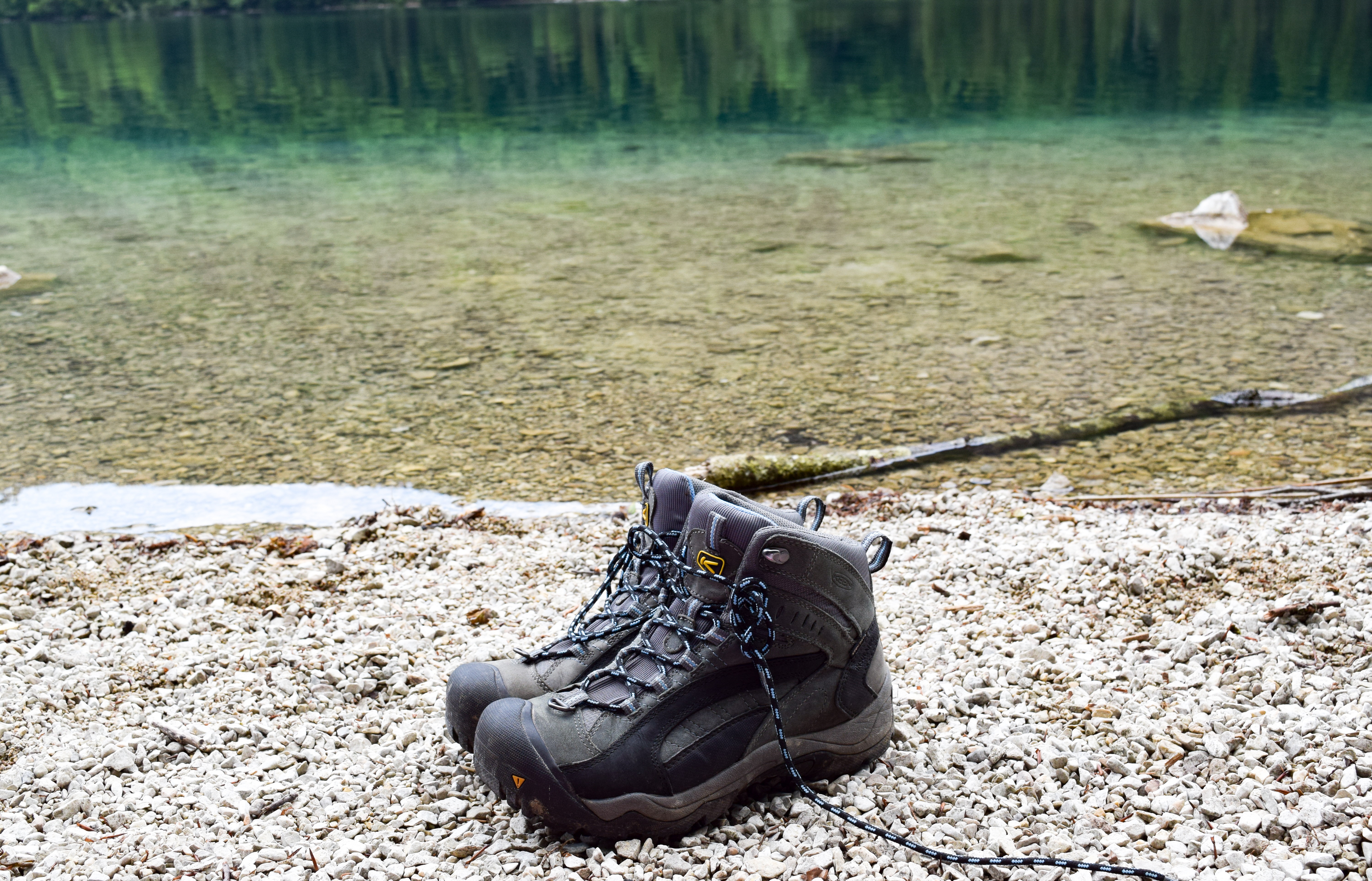 Обувь в озере