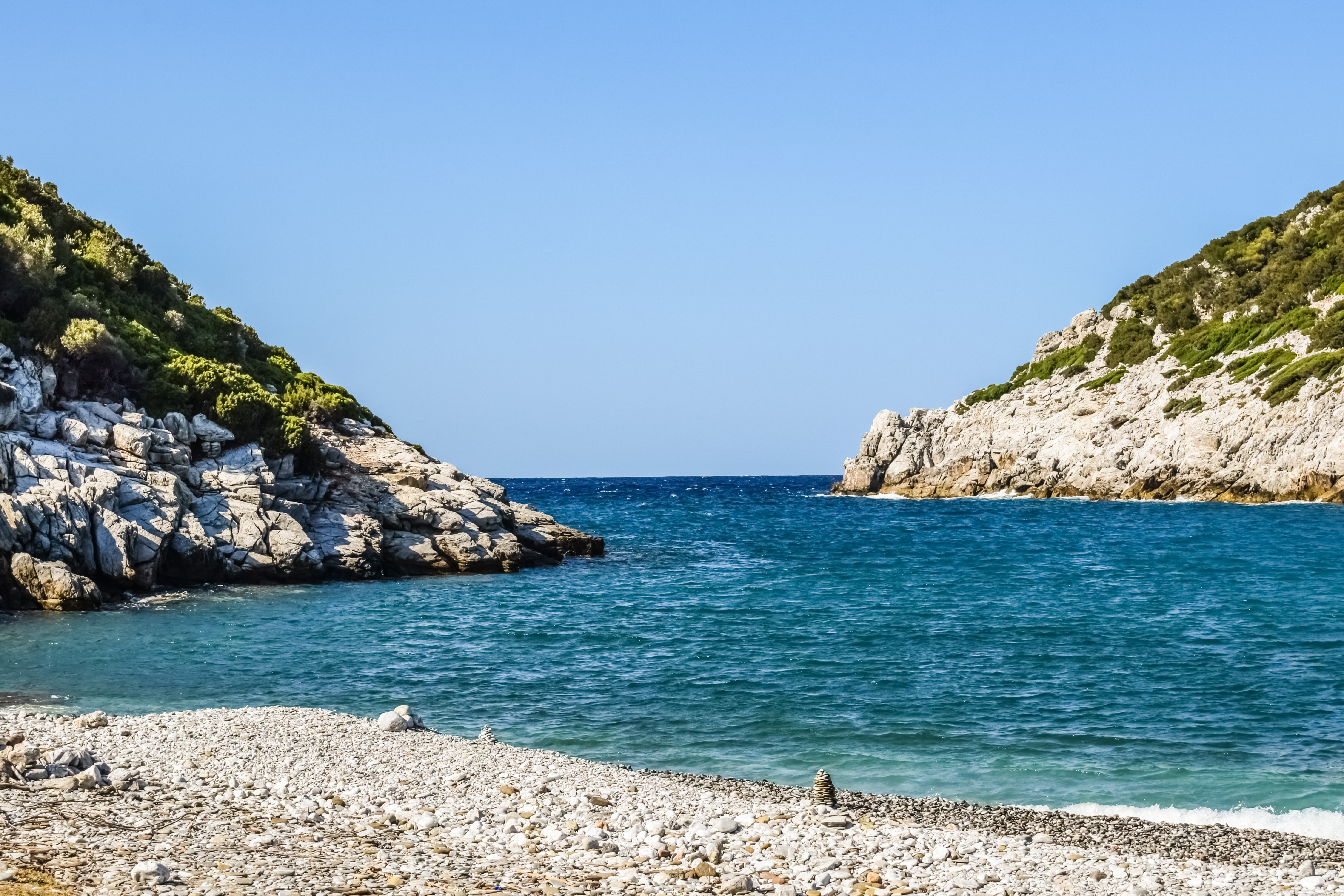 Галечный пляж в Греции