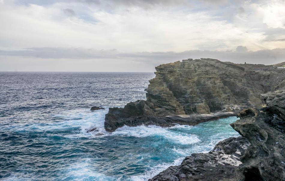 waves crashing against the rocks of the sea