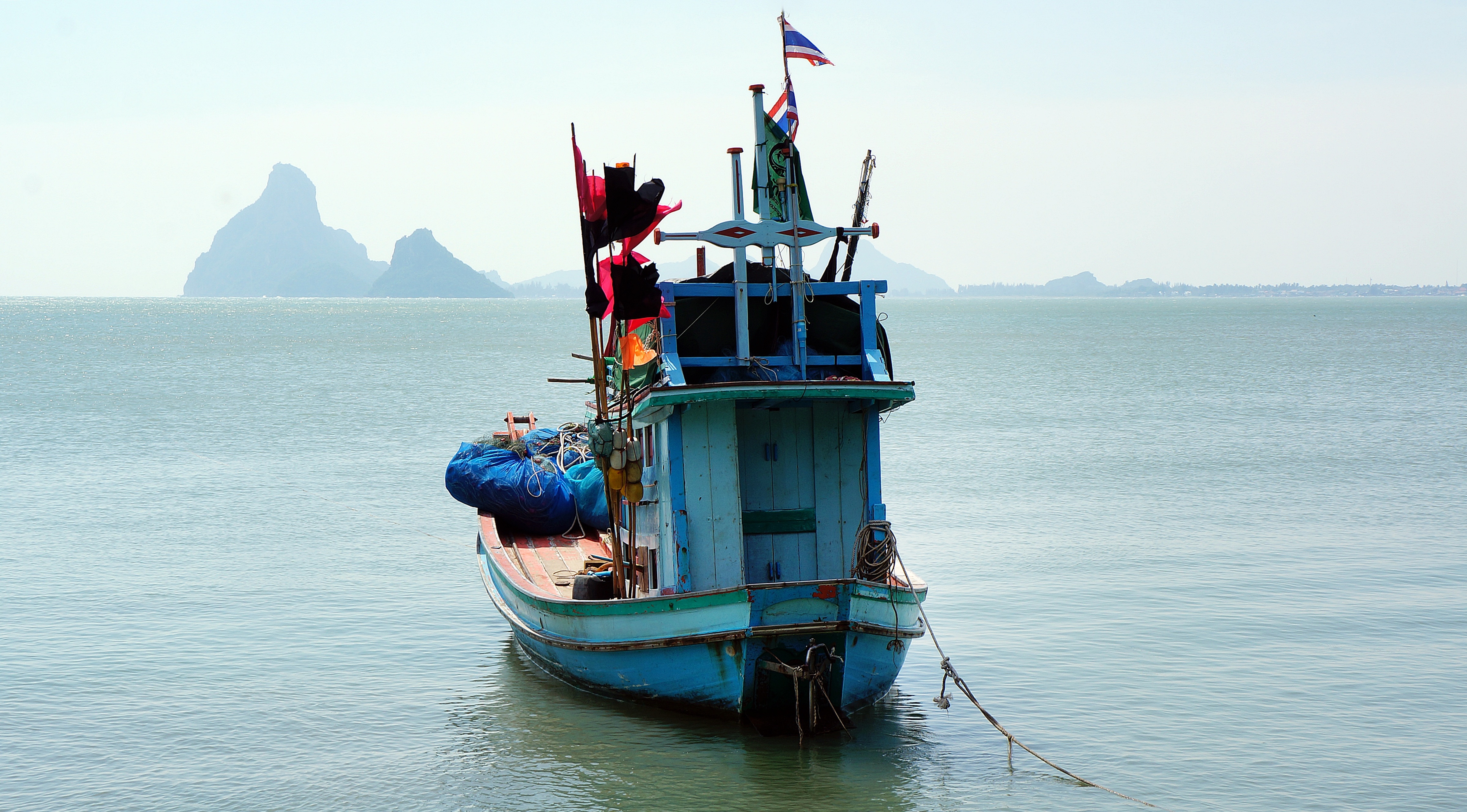 Рыб лодки. Таиланд морские суда. Thailand Fishing Vessel. 7seas Thai Fishing. Нос рыбацкой лодки с рыбой фото сверху.