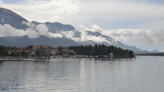 Home by the lake and mountains