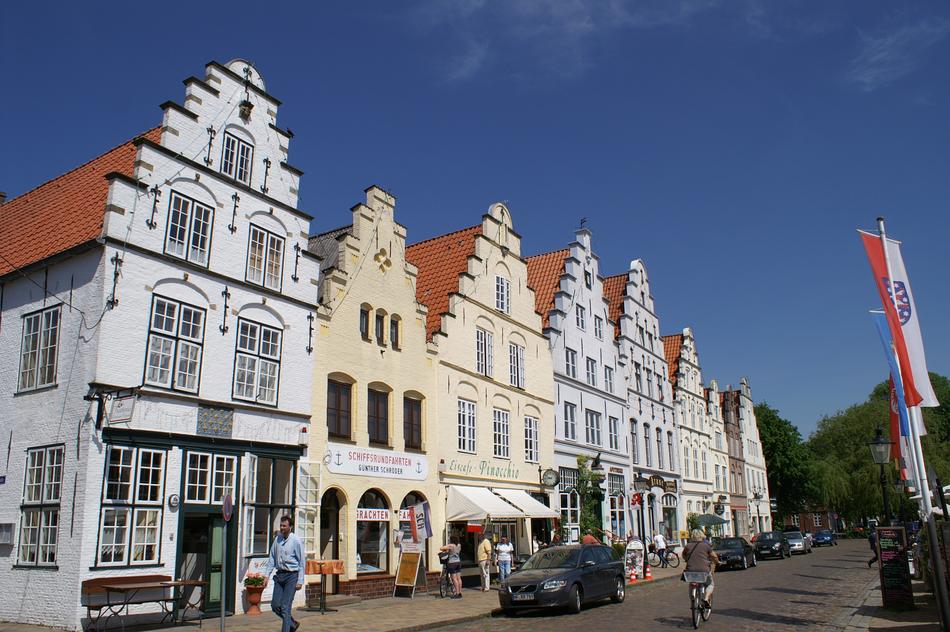 beautiful homes on the street