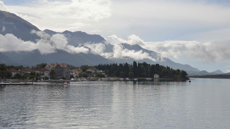 Home by the lake and mountains