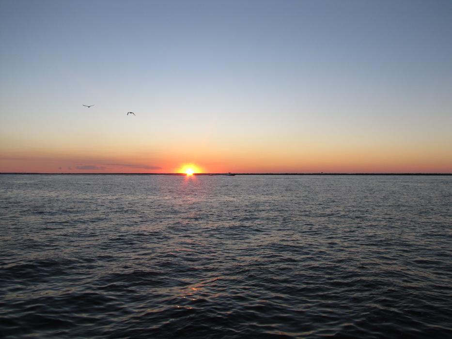 bright sun on the horizon of the sea