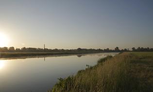 grass river sun