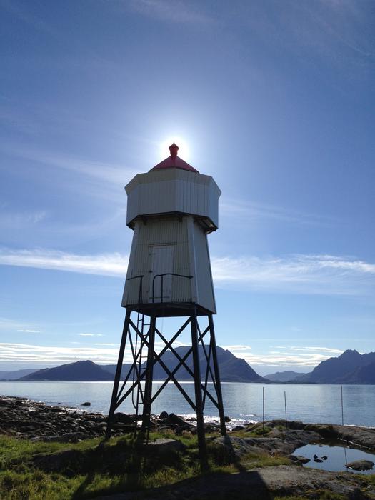 a big tower of water in a blue sky