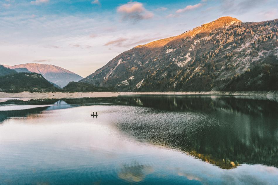 the incredible scenery of the lake by the mountains