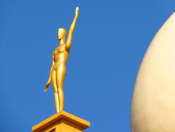 Figure Golden and Egg