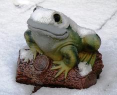 Frog Ornament figurine snow