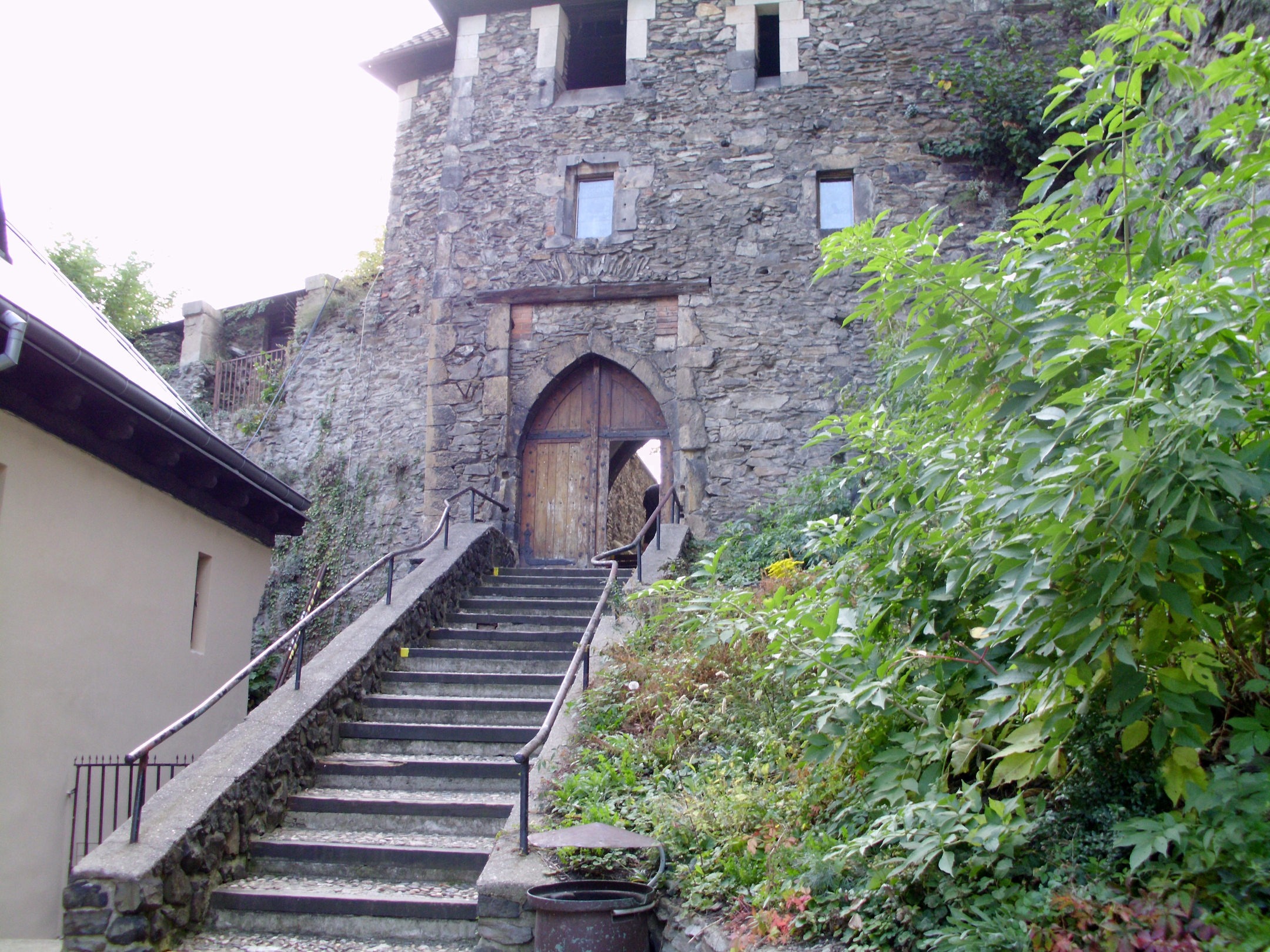 Входящий замок. Strekov Castle. Каменные ступени замка. Необычный замок на ворота. Замок лестница ворота.