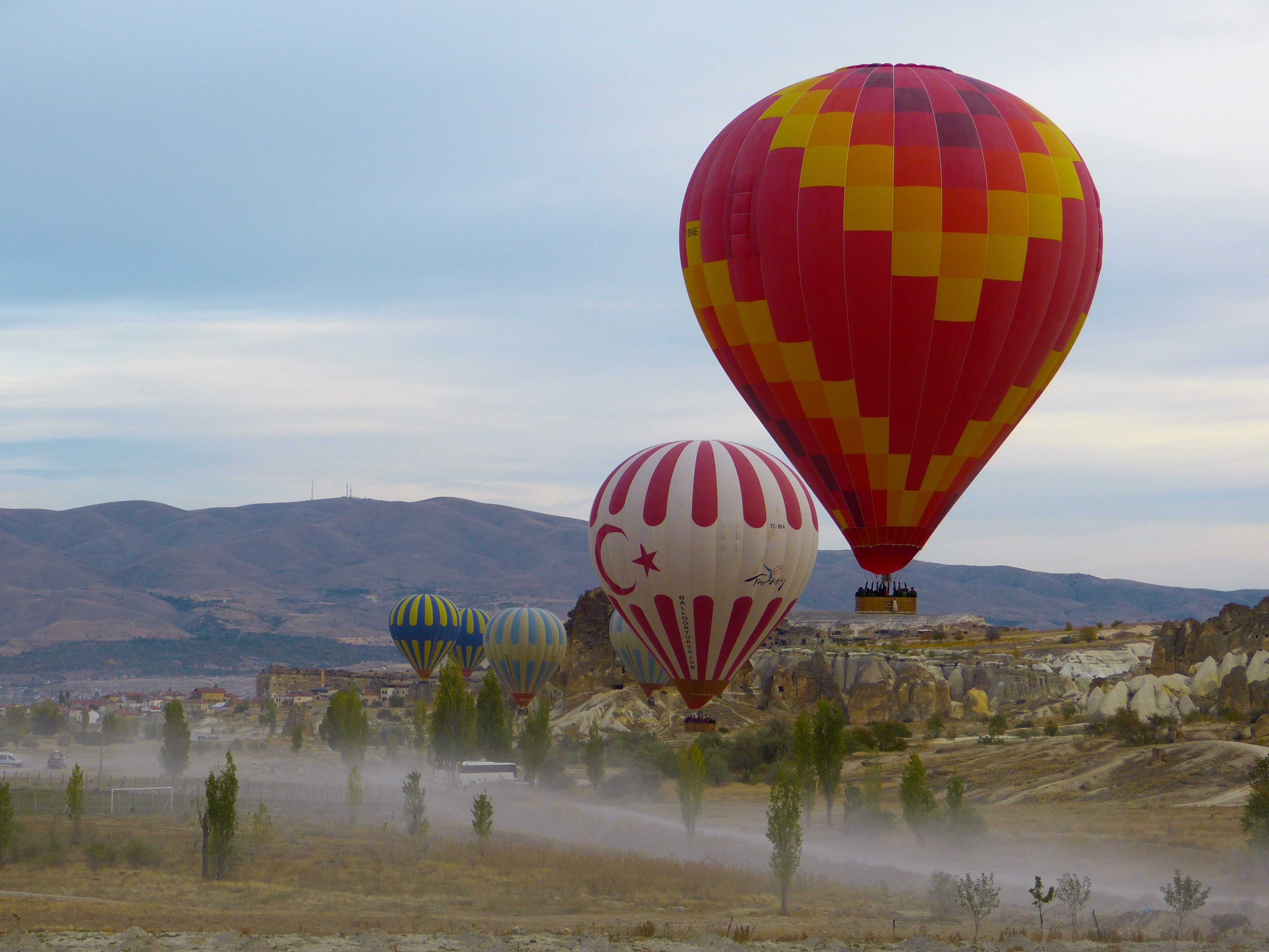 Воздушный шар на горячем воздухе. Воздушный шар Каппадокия. Каппадокия фестиваль воздушных шаров. Необычные воздушные шары. Воздухоплавание.