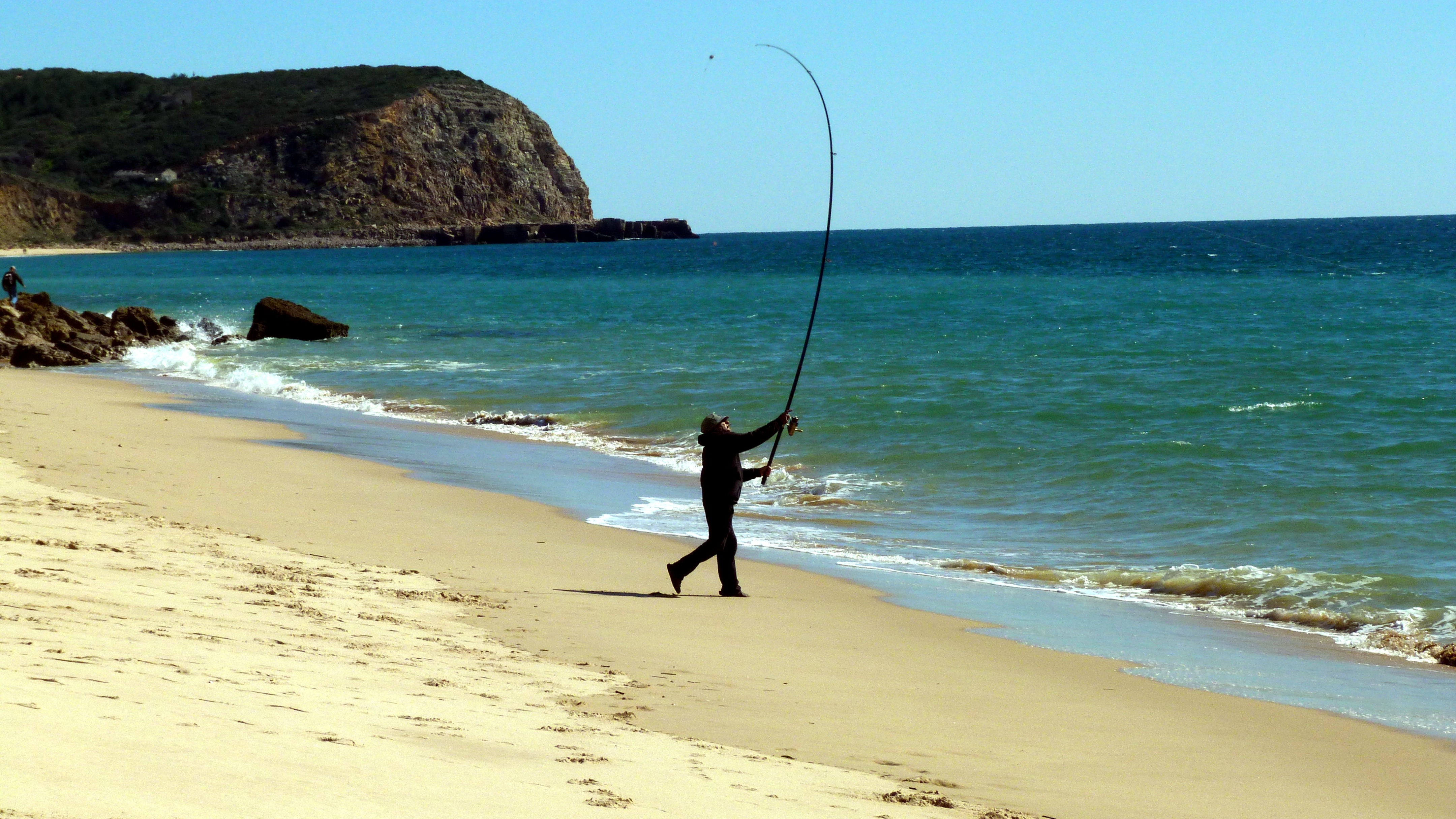Берег лове. Рыбак на берегу. Рыбалка «на море». Рыбаки в море. Ловят на морском берегу.