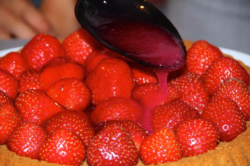 muffin with strawberries and sauce