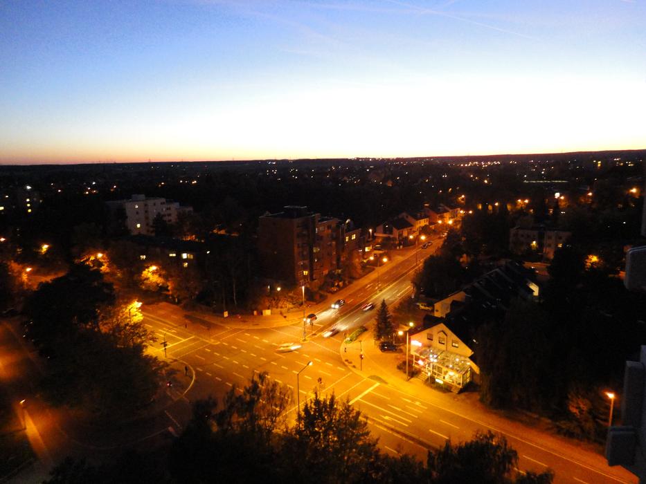 Landscape of the streets, with the lights, among the trees, at the night