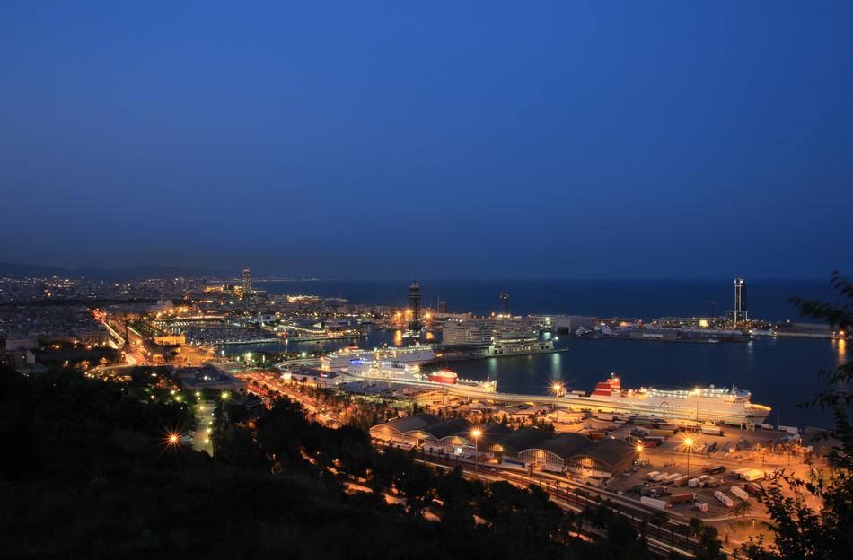promenade in barcelona at night