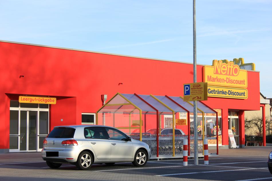Supermarket Discounter and car
