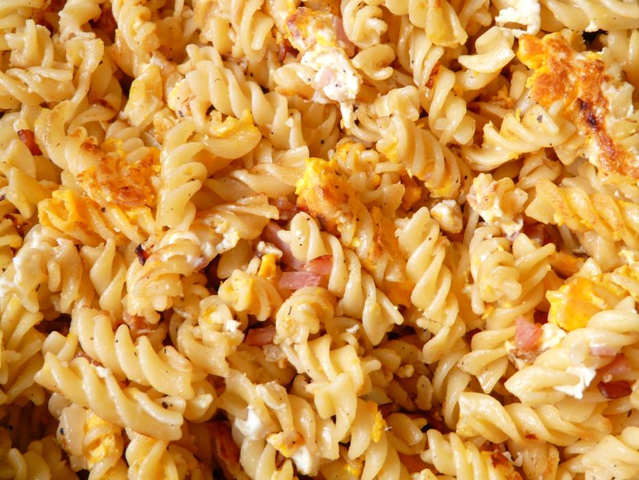 Beautiful and colorful ham pasta, with the egg