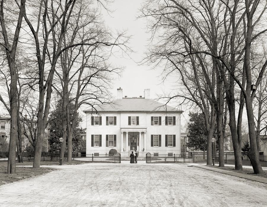 Black and white photo of the villa, among the trees, in Virginia, USA