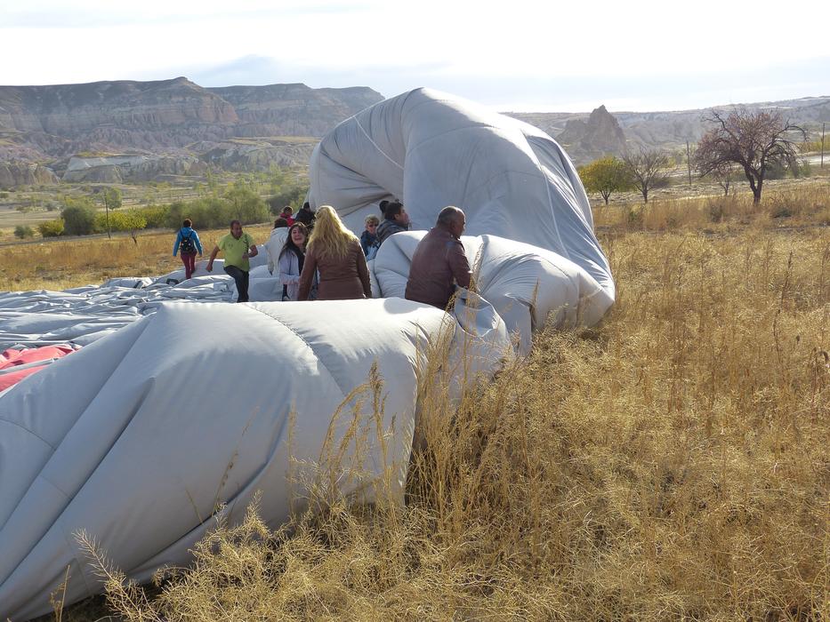 people near the sleeves of the Balloon Hot Air in the field
