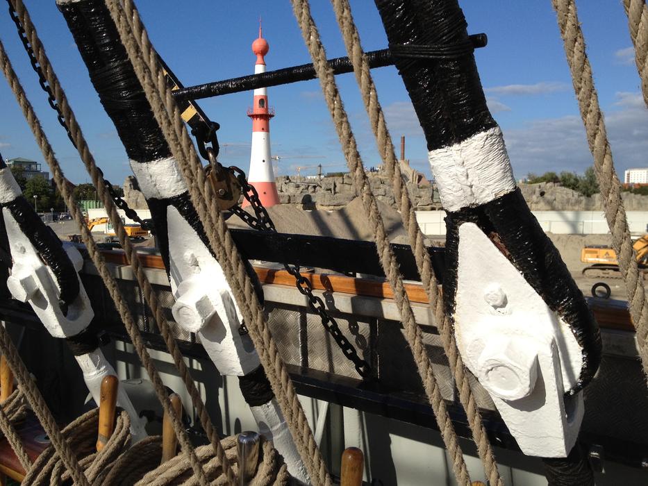 the ropes on the ship against the background of the lighthouse