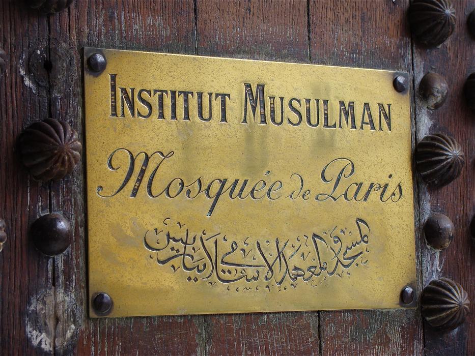 institut musulman golden sign on wood