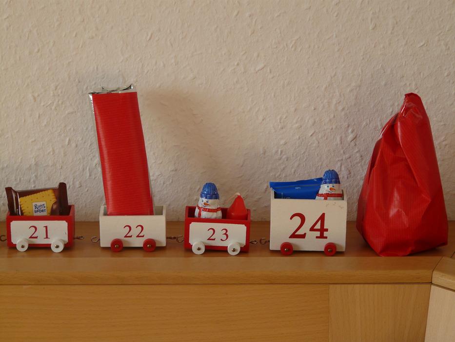 Advent Calendar, toy wagons with Gifts