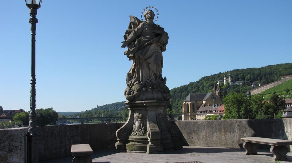 Old Mainbrucke Kahn Bridge statue