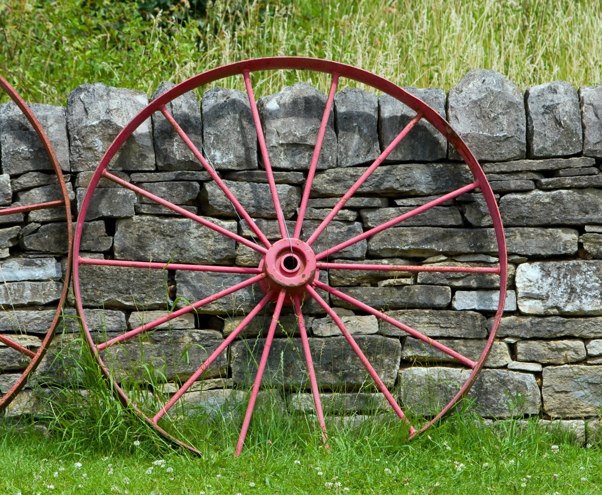 Старое колесо от телеги
