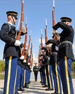 US Army soldiers with guns, at the Washington Memorial in Washington DC, USA