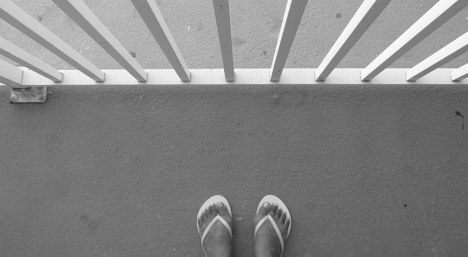 flip flops feet balcony