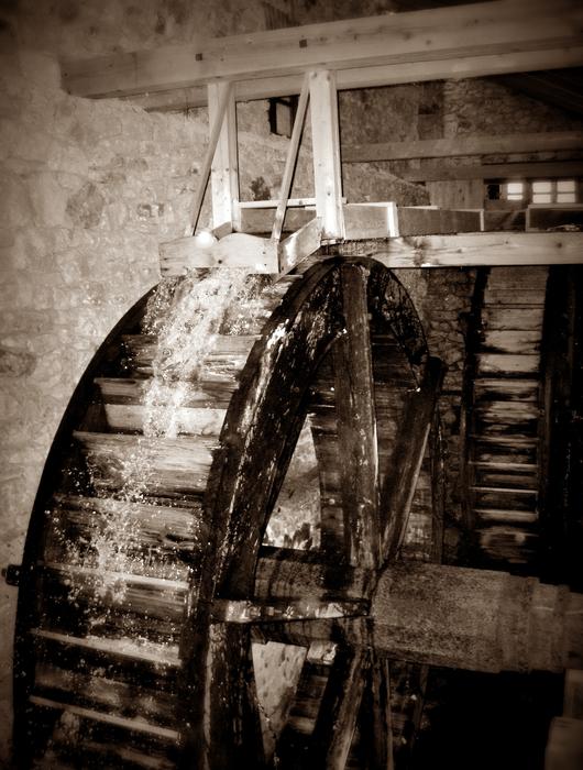 water streaming over wheel of paddle steamer
